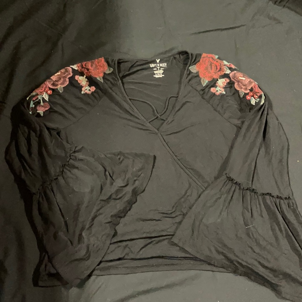Black crop top shirt
